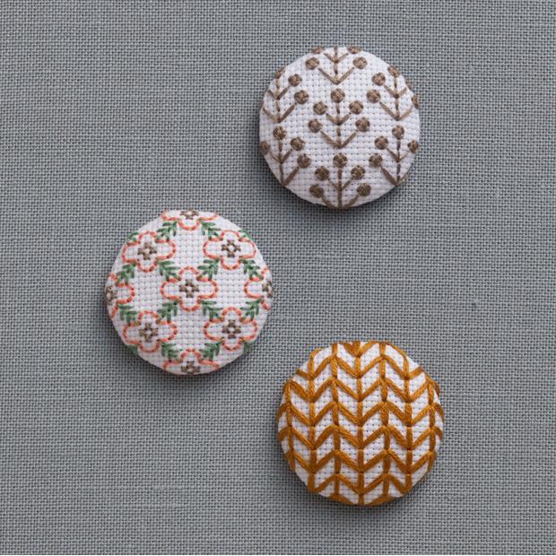 Lucian “Ground Stitch” Fabric Accessories: 3 Wrapped Buttons Nordic 2302