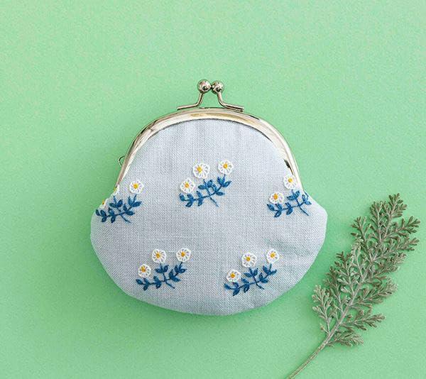 Totsuka Embroidery × Seito-sha Free Stitch Kit Starry Night Embroidery Notebook 534 Gamakuchi Coin Purse: Hibiscus