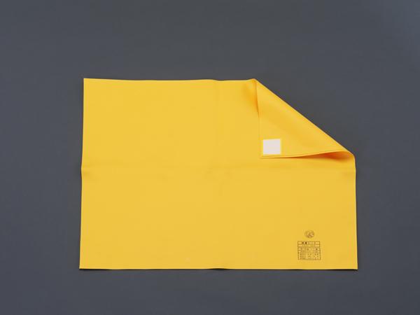 CITIZEN Wall Clock with Temperature & Humidity Gauge 8RZ199-019\nDespite its large size—approximately 30cm tall and 40cm wide—this easy-to-read radio-controlled clock fits flush against the wall at just 2.4cm thick. The color scheme features a bright silver finish. Brand Name: RHYTHM Material: Plastic Size: 27.9 × 40.7 × 2.4 cm Power Source: 4 AA alkaline batteries (sold separately) Movement: Radio-controlled Functions: 12/24-hour display switch / Temperature display (-9.9°C to 50°C) / Humidity 