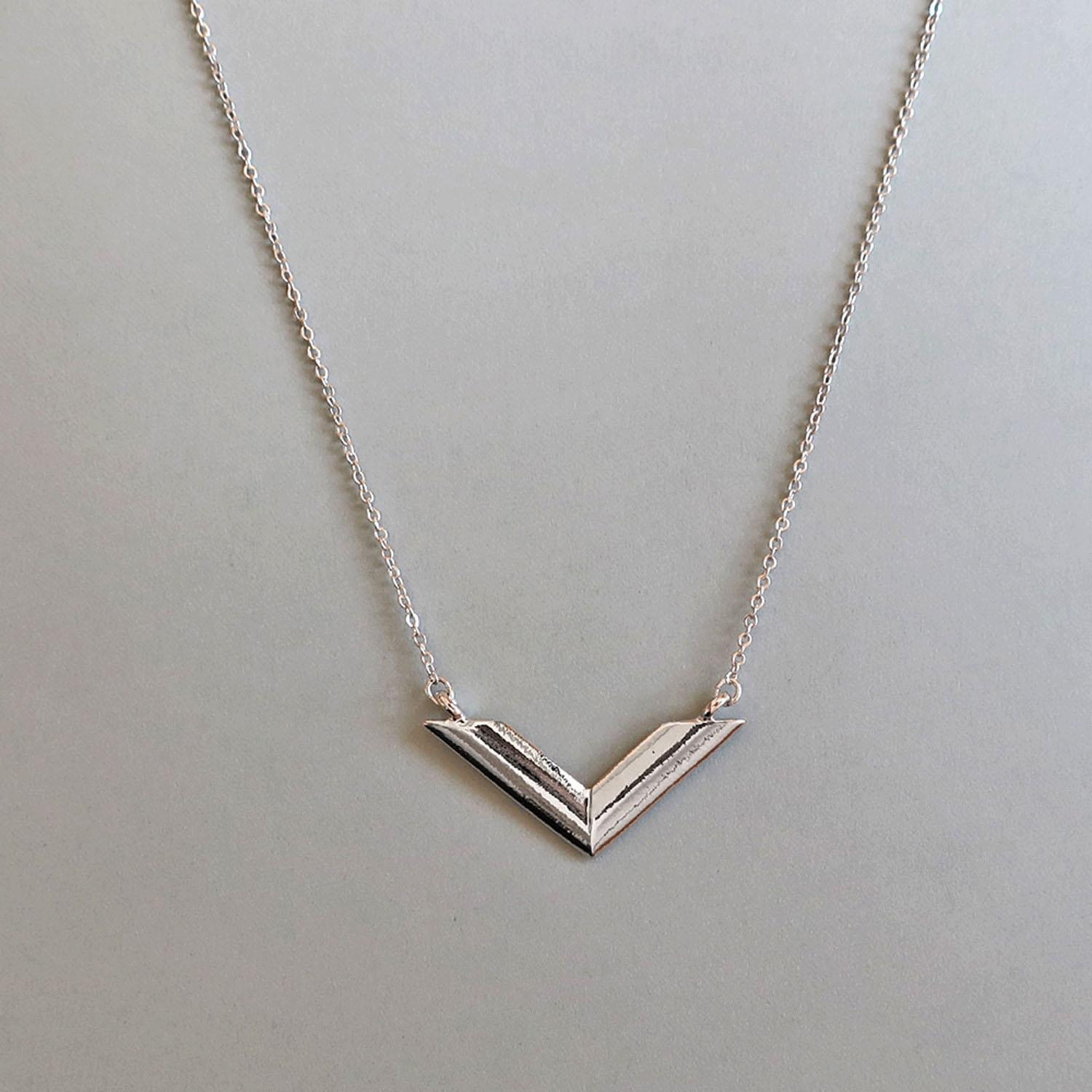 V Metal Necklace