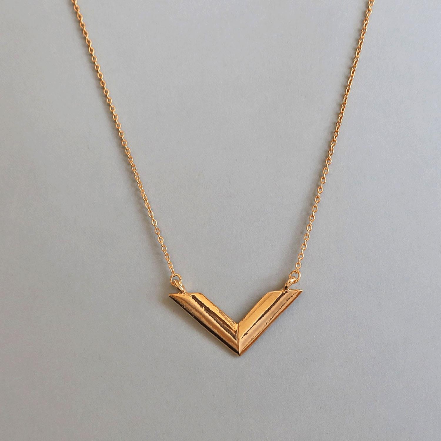 V Metal Necklace
