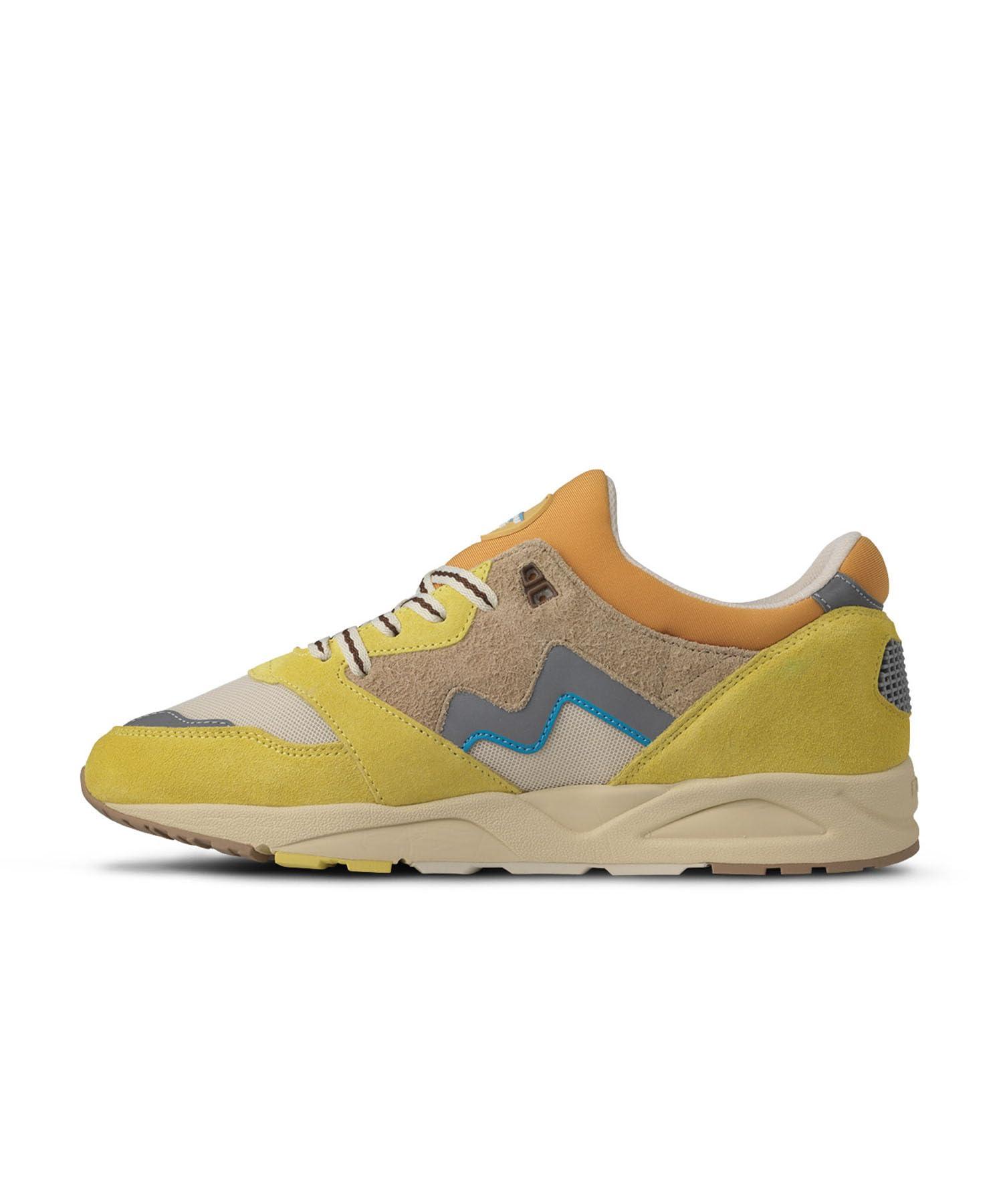 Karhu-Sneaker-Aria95-KH803116\nDescription\\n\\nThe Aria95 was a truly ahead-of-its-time model, featuring innovative technologies like a carbon fiber shank and an integrated tongue upper construction to deliver a smooth, comfortable fit. \\nThis iconic 90s model has become a staple sneaker in the KarhuLegend collection due to its ease of wear and comfort.\\n- Lycra Monosock construction - Punching-processed suede toe box - Suede/Mesh - Round laces - Embroidery on toe. Brand Name: KARHU\nCountry 