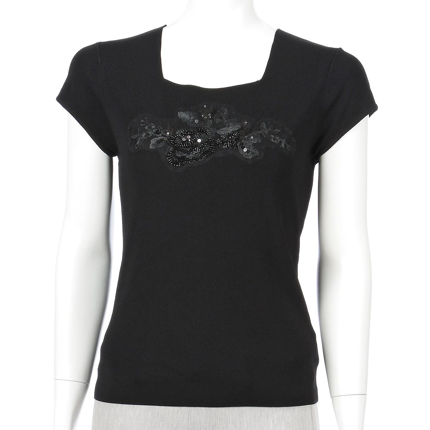 Super Beauty Short-Sleeve Knit with Sequin Embroidery at the Neckline