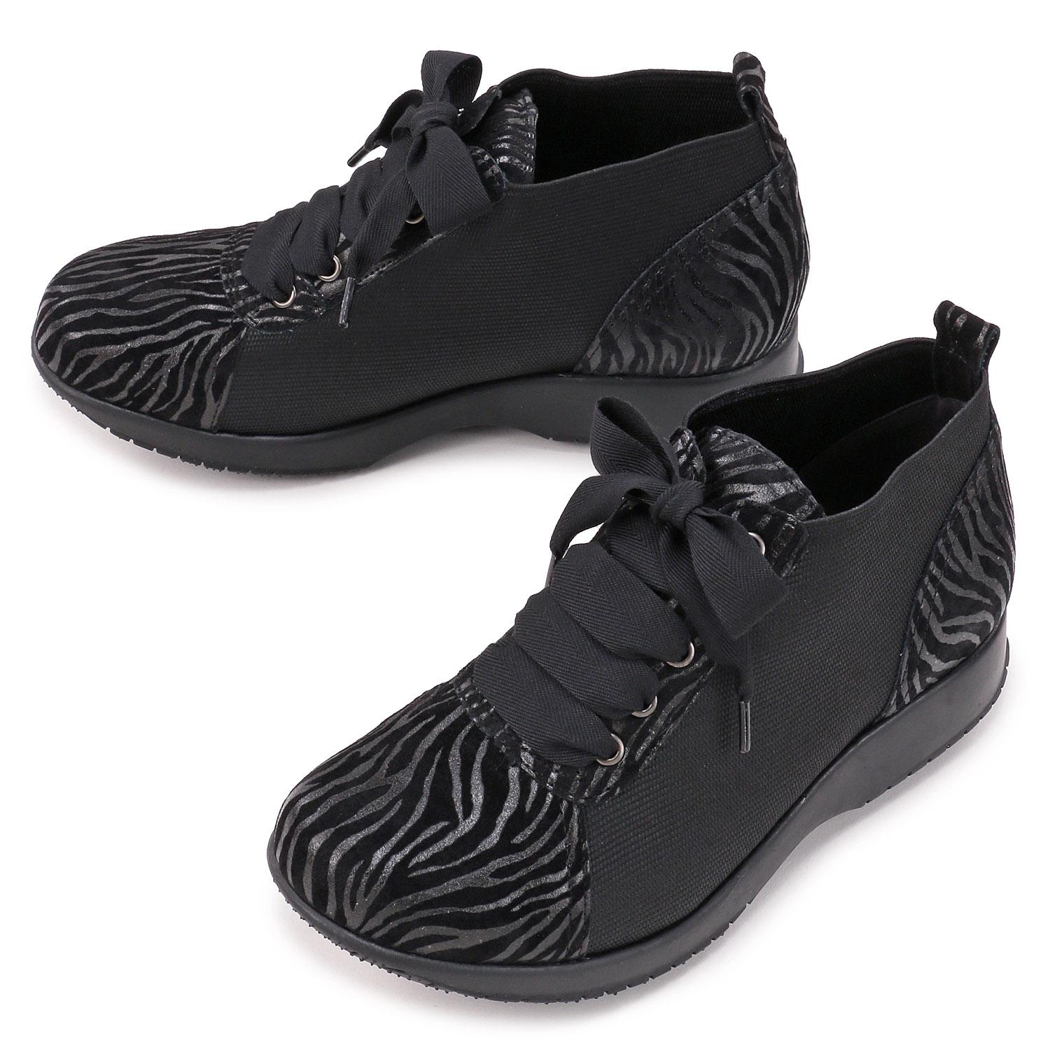 LA MODA PUT PUT Lace-Up Stretch Shoes